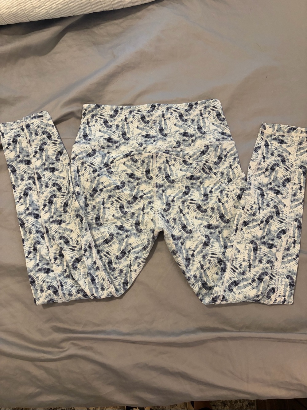 Women's Printed Leggings - Blue & White Feather Motif